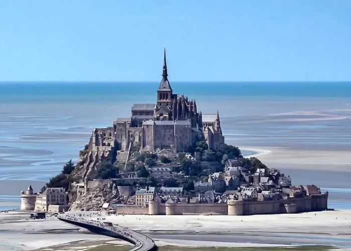 Sejournez Avec Le Mont-Saint-Michel En Toile De Fond 8 Pers